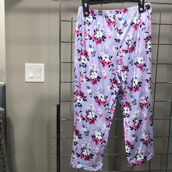 Women’s Poly Spandex Capri pants( Missing the top) - Picture 2 of 4